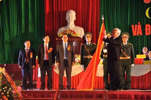 国会副主席汪周刘向安老县党部和人民授予三等独立勋章。