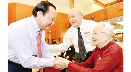 黎青海同志与胡志明市一至四届国会代表吴氏惠亲切交流。（图片来源：西贡解放报）