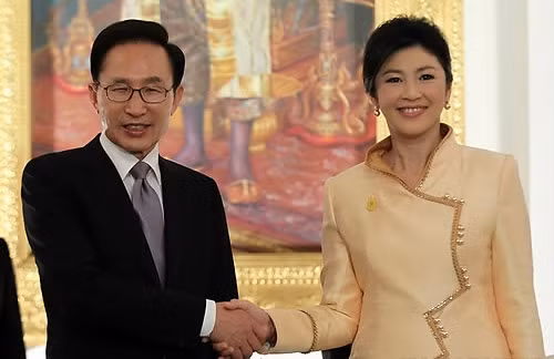 韩国总统李明博与泰国总理英拉在举行韩泰首脑会谈前握手致意。 (Photo: 图片来源：韩联社)