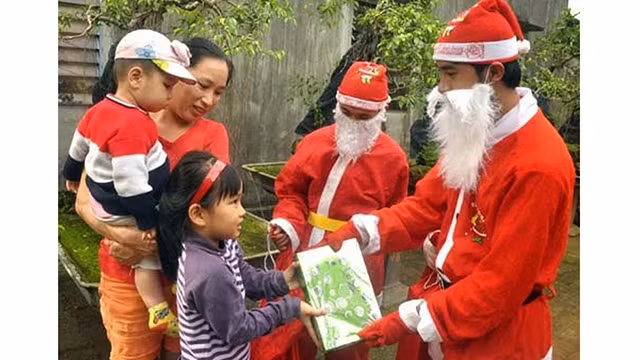 附图：扮圣诞老人给小朋友送礼物的服务广受欢迎。