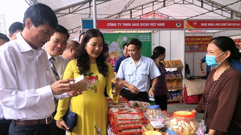 各位代表参观展位。（图片来源：人民报网）