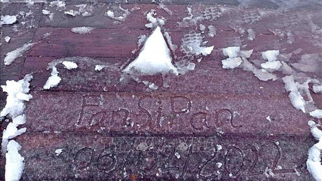 2月6日早上番西邦峰上出现冰雪。