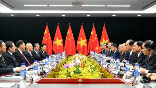 越南政府总理阮春福会见中共中央总书记、中国国家主席习近平。（图片来源：VOV）
