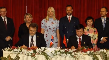 挪威王储哈康•芒努斯出席越南兽医局与挪威Pharmaq公司合作文件的签字仪式。（图片来源：越通社）