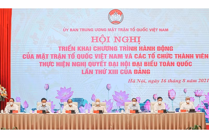 会议主席团。（图片来源：人民报网）