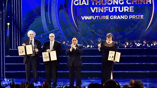 越南总理范明正授予价值为300万美元的VinFuture科学奖。
