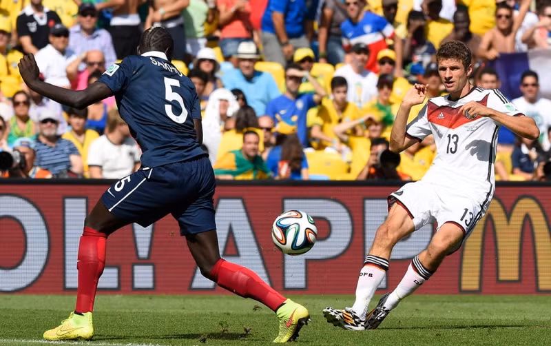 德国队员穆勒传球。