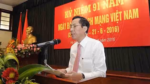 越共中央委员、《人民报》社总编辑及党委书记、越南新闻工作者协会主席顺友发表讲话。