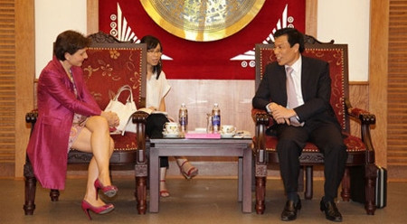 阮玉善部长同西西里亚•皮乔尼大使。（图片来源：新报）