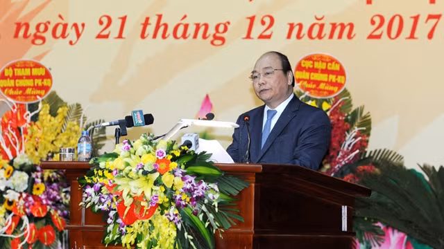 阮春福总理在会上讲话。（陈海 摄）