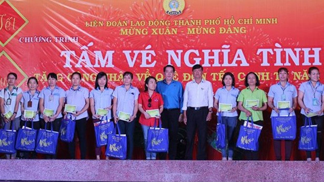 胡志明市向该市工人赠送1.2万张春节回乡车票。（图片来源：越通社）