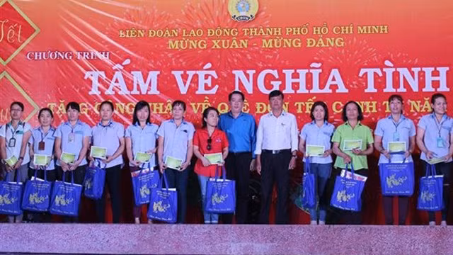 胡志明市向该市工人赠送1.2万张春节回乡车票。（图片来源：越通社）