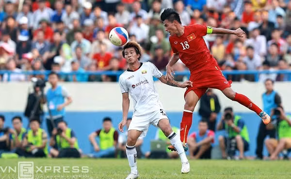 双方队员在比赛中拼抢。（图片来源：越南快讯报网）