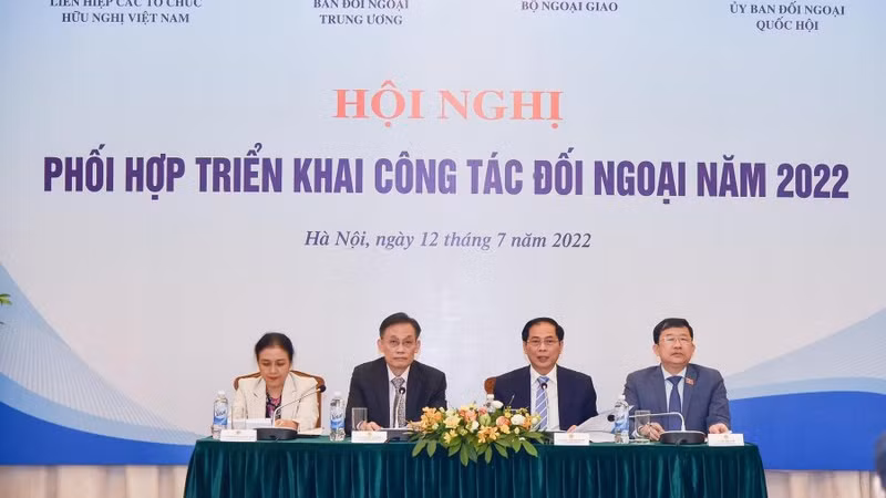 越南外交部部长裴青山、中央对外部部长黎怀忠、国会对外委员会主任武海河、越南友好组织联合会主席阮芳娥共同主持会议。