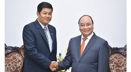 越南政府总理阮春福会见缅甸驻越大使吴觉梭温。（图片来源：VGP）