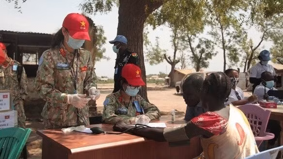 越南2号3级野战医院为南苏丹人民就医和发放药物。