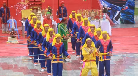 把赵曲表演节目。