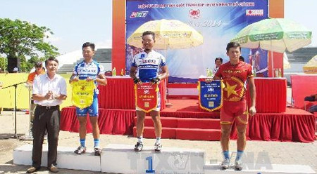 第五赛段结束后，赛事组委会为前五个赛段的优秀车手们举行颁奖仪式。（图片来源：越通社）