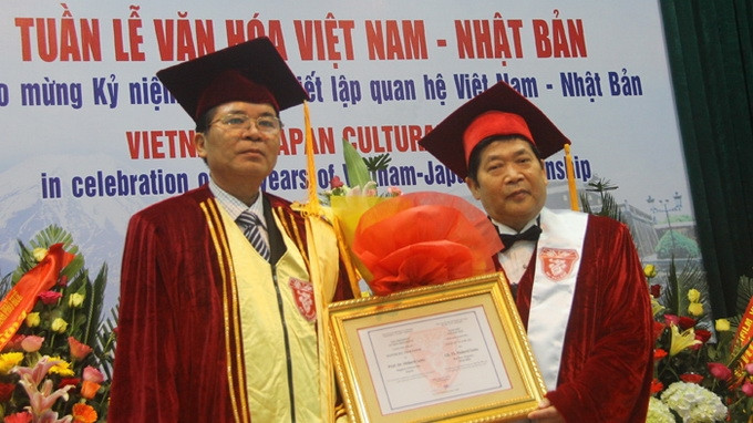 秀美转到教授荣获荣誉教授称号。