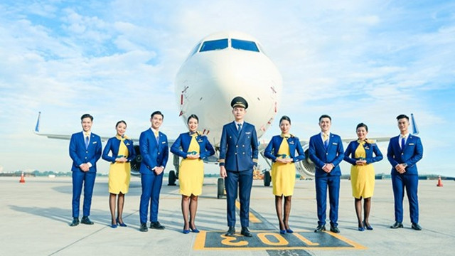 越游航空公司的员工工作服以黄色和蓝色为主色调。