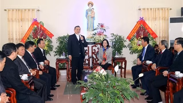 张氏梅女士与天主教裴朱教区主教座堂神职人员等交谈。