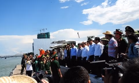 阮春福总理在现场直接指导后果处理工作。（图片来源：人民报网）