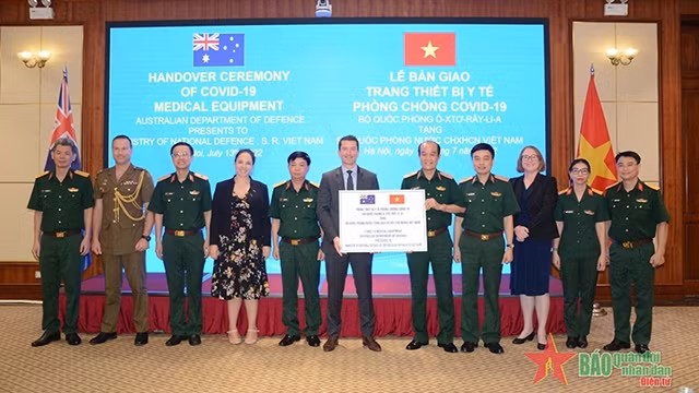 医疗设备转交仪式。（图片来源：人民军队报）