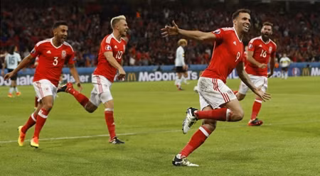 威尔士队员庆祝进球。