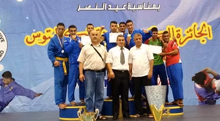 阿尔及利亚越武道运动员和组委会代表合影留念。（图片来源：越通社）