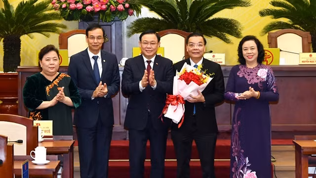 河内市委书记王廷惠及河内市其他领导向新任河内市人民委员会主席的朱玉英同志表示祝贺。