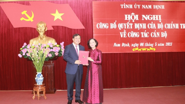 中央组织部部长张氏梅向范嘉足同志颁发决定。