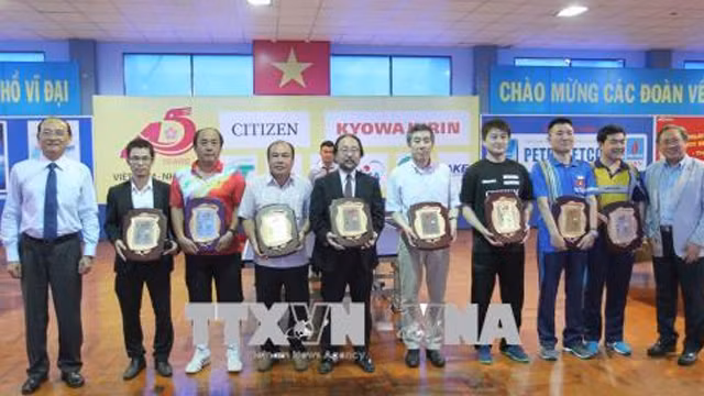 组委会给运动员颁发纪念章。