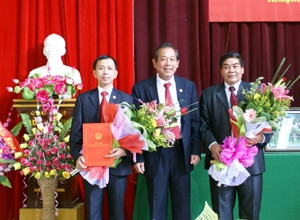 张和平同志授予和平省人民法院院长任命决议。 (Photo: 图片来源：和平报网)