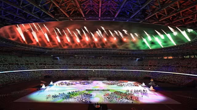 2020年东京残奥会闭幕式的五颜六色的烟花在体育场上空绽放。