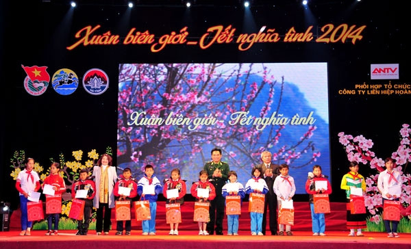 组委会向贫困儿童送礼。（图片来源：前锋报网）