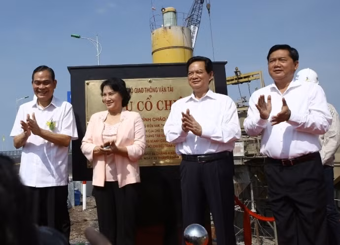 政府总理阮晋勇，国会副主席阮氏金银，内务部部长阮太平，交通运输部部长丁罗升等领导出席通车仪式。