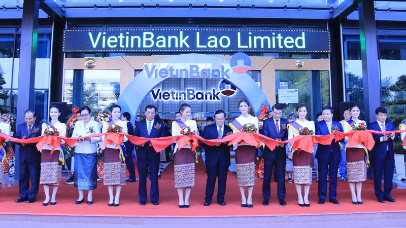 落成典礼场景。