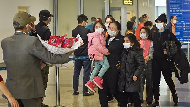 从罗马尼亚回国的越南公民。（图片来源：维灵 摄）