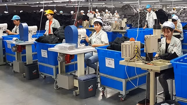 设在广宁省海河县的海河天虹工业区工人。