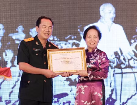 国家副主席阮氏缘授予段春部作者的《热爱越南海洋岛屿的一种方式》一等奖。 (Photo: 图片来源：VGP)