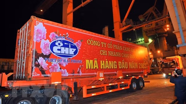 海防港迎接2022年新年首批货物进港。