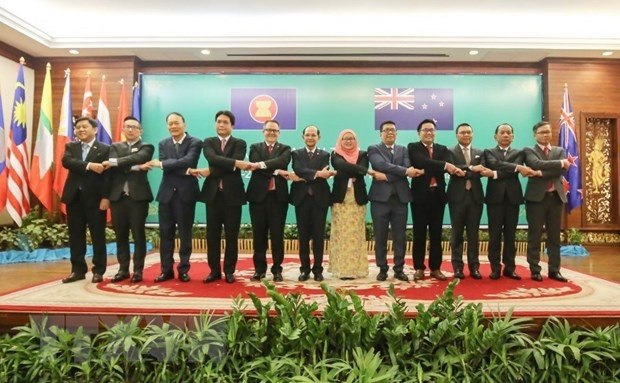 各国代表团团长合影。