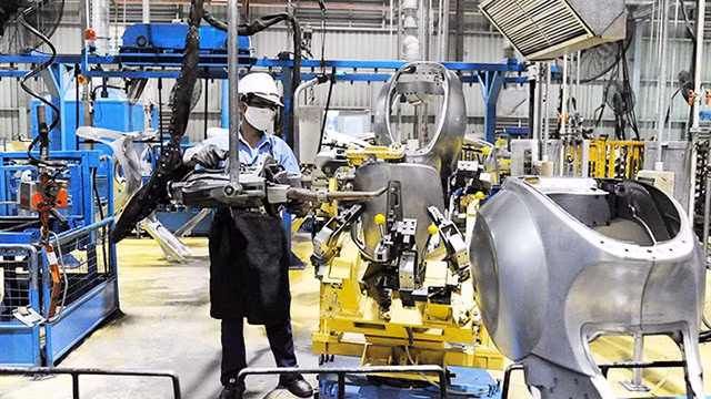 附图：生产和组装摩托车。