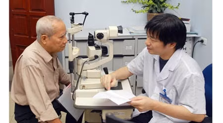 为老年人看治病。