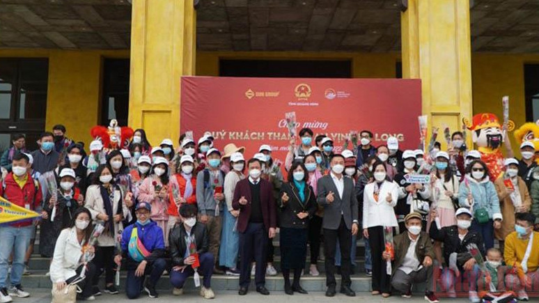 下龙国际客运港迎接2022壬寅年首批游客冲年喜。
