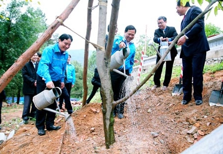 团中央领导参加植树活动。（图片来源：团中央官网）