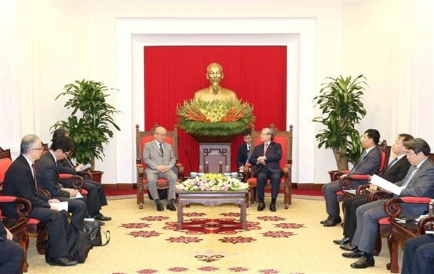 陈国旺同志会见日本友人。（图片来源：越通社）