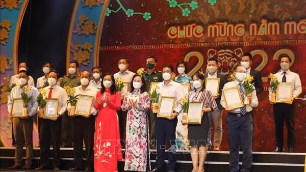 胡志明市农民协会代表向好心人士表达感恩之心。（图片来源：越通社）