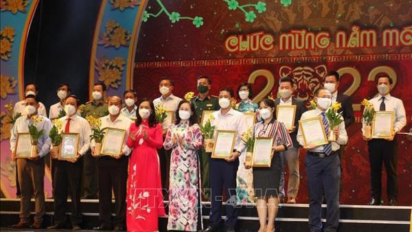 胡志明市农民协会代表向好心人士表达感恩之心。（图片来源：越通社）