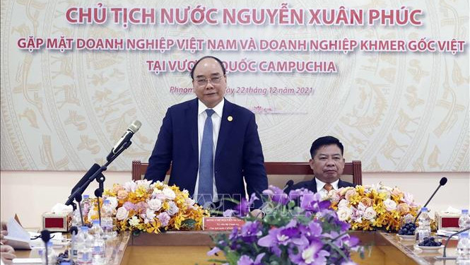 国家主席阮春福发表讲话。